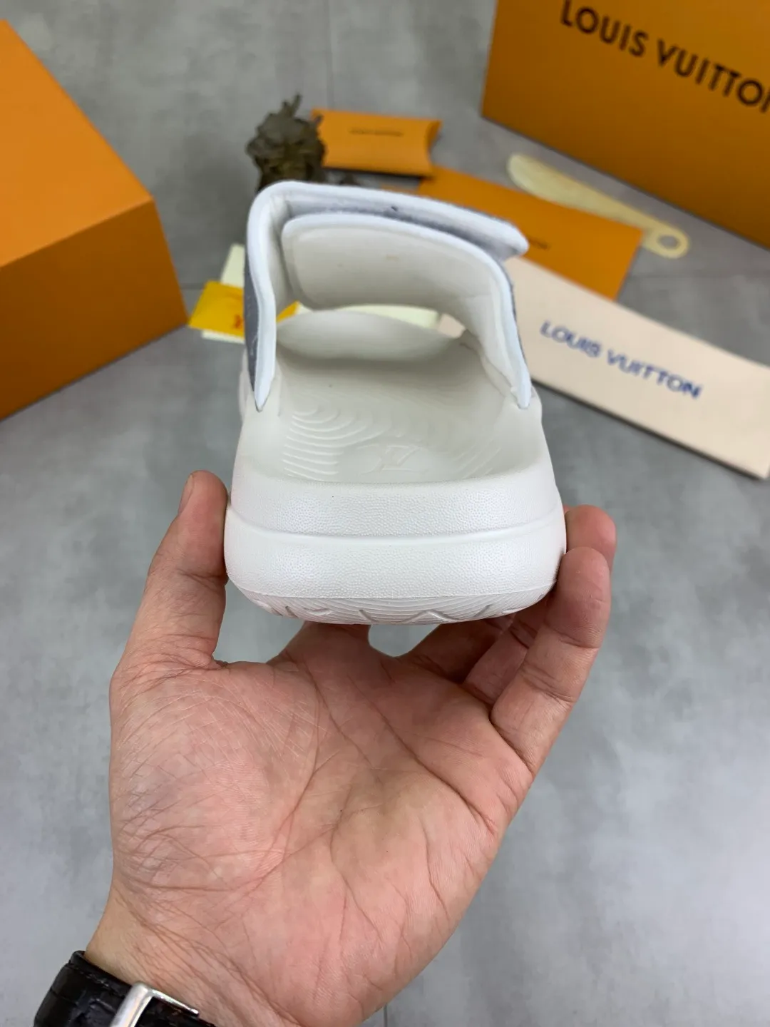 Men's shoes 💰P320💰【New style】🆘 Original quality 【LOUIS VUITTON】The popular Louis Vuitton LV men's slippers on the official website are on sale simultaneously! Original fabric imported from Italy. Original bottom provided by the original factory. Number of yards: 38-44 (customized to 45). Multiple colors to choose from. Fully packaged drawer box.